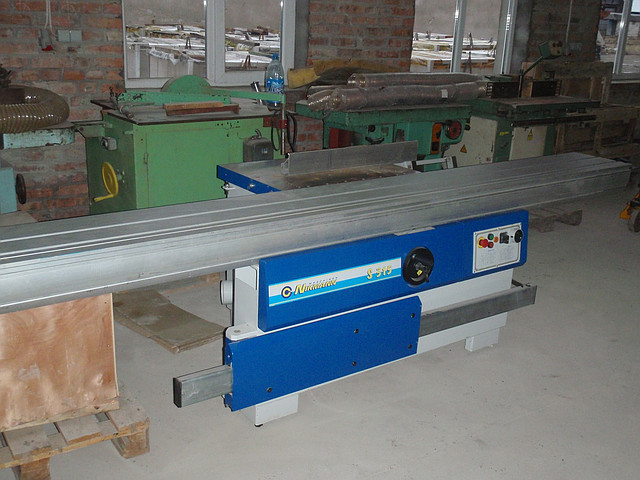 Carpentry machine for cutting laminated chipboard of the STOMANA company